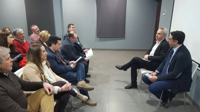 Fernández (dcha.) durante el encuentro en La Granjuela