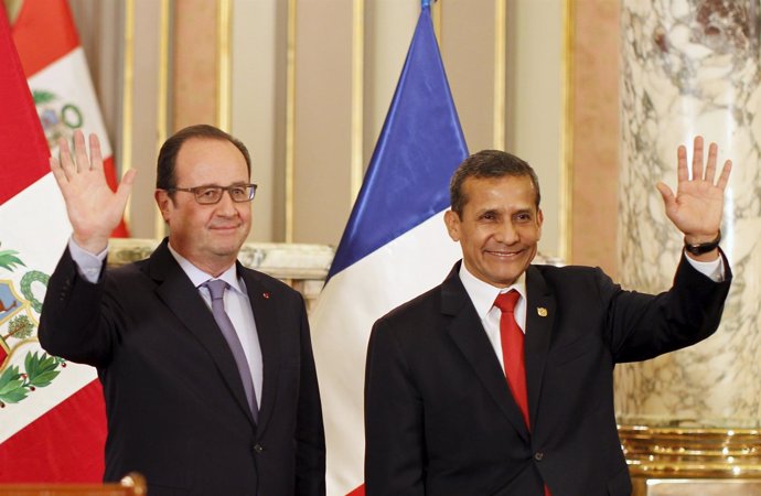 France's President Francois Hollande (L) and Peru's President Ollanta Humala wav
