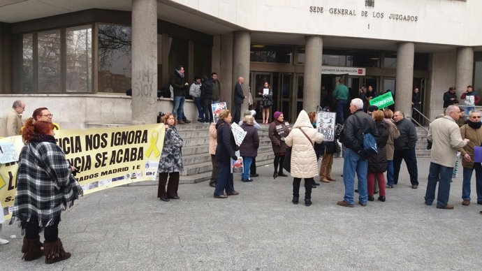 Preferentistas esperando a Blesa a las puertas del juzgado de Plaza de Castilla