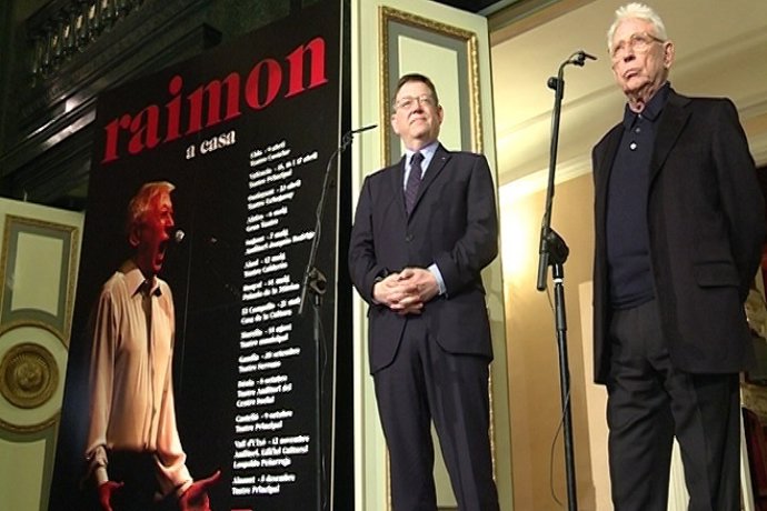 Ximo Puig, a la izquierda de la imagen, junto al cantante Raimon