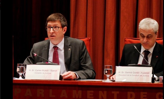 El conseller de Justícia, Carles Mundó, y su antecesor, Germà Gordó, en comisón 