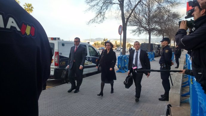 Diego Torres y su mujer llegan a la Audiencia de Baleares