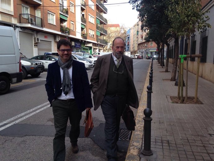 Altur, a la izquierda, a su llegada al cuartel de Patraix