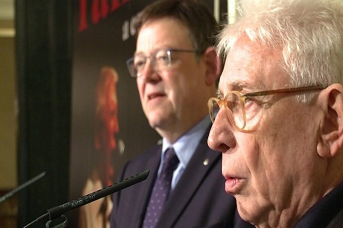 Ximo Puig, al fondo, con Raimon