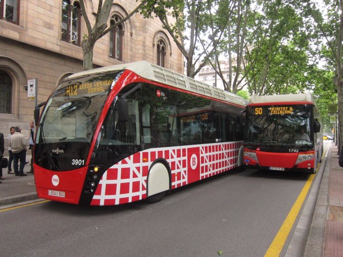 Bus híbrido biarticulado de la nueva red (H12) y uno convencional en Gran Via