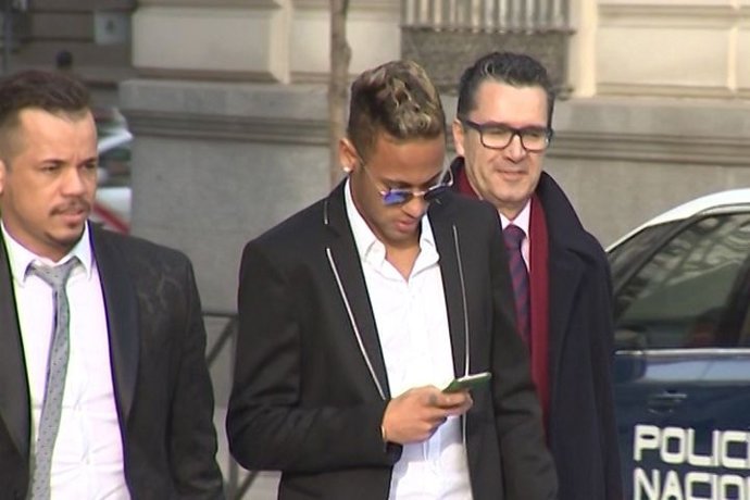 Neymar declara ante el juez durante una hora y media