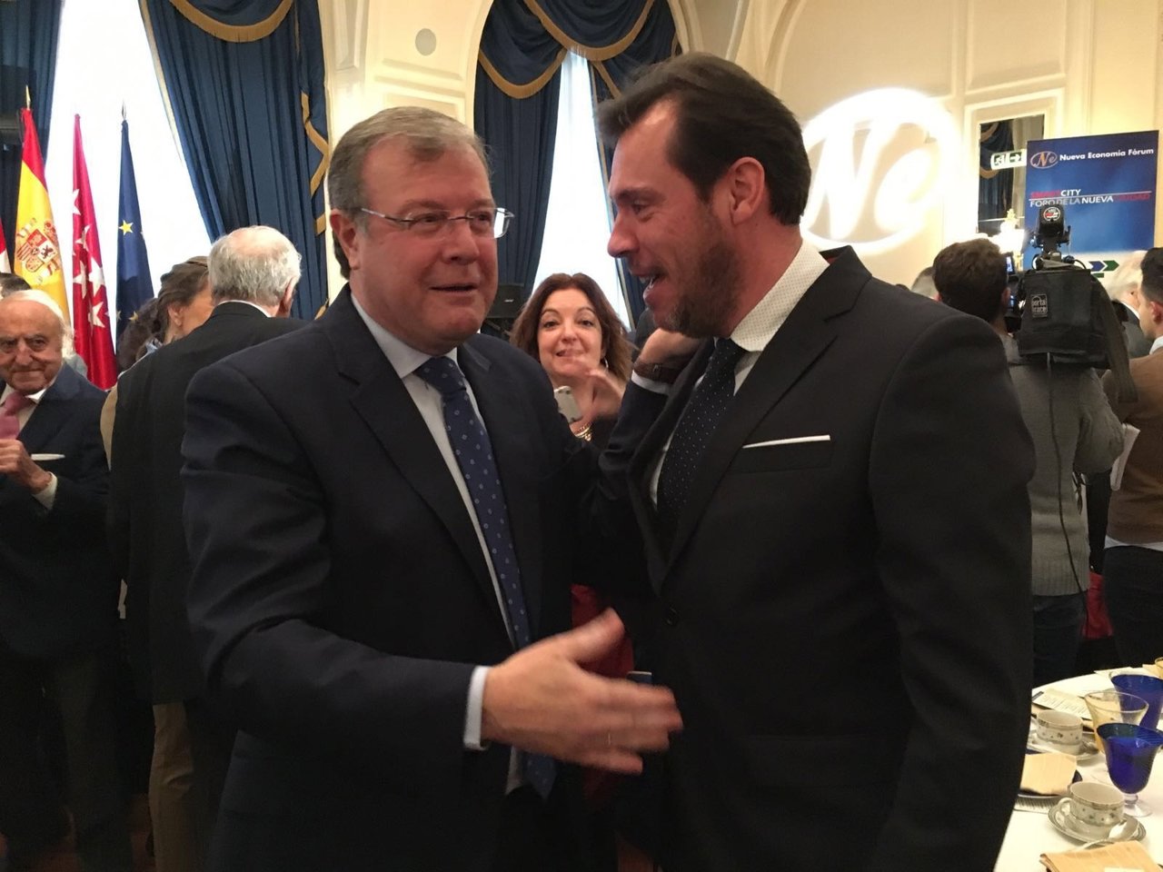 Antonio Silván y Óscar Puente en el desayuno del Foto Nueva Economía