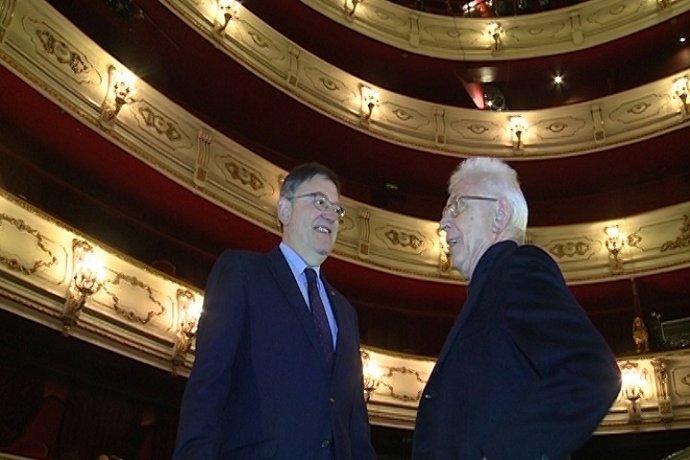 Ximo Puig y Raimon en el Teatro Principal de Valencia