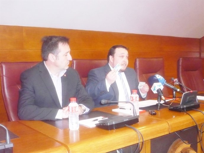 El portavoz de C's muestra su carnét de socio del Racing