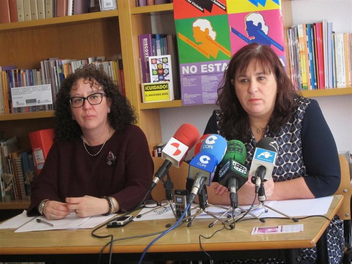 Ana Isabel Pascual (izd) y la abogada de Adavas, Manuela Torres 