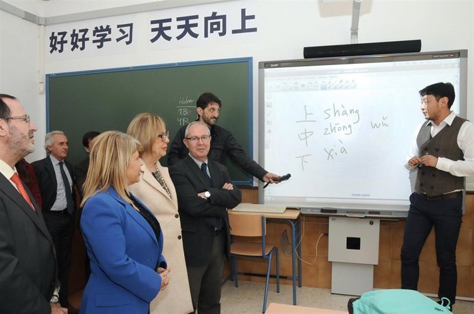 Adelaida de la Calle visita un colegio donde se imparte chino en Jerez