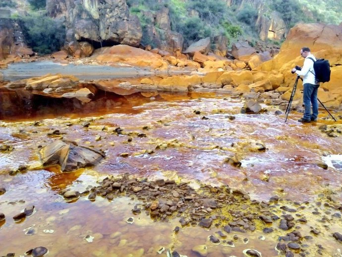 El fotoperiodista holandés Jan Vermeer, en lel río Tinto. 