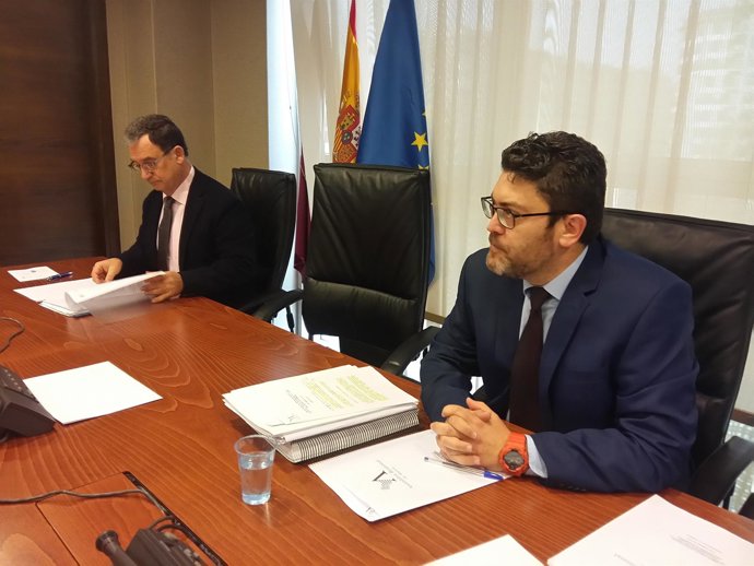 Miguel Sánchez junto a Bascuñana en Comisiíon desaladora de Escombreras