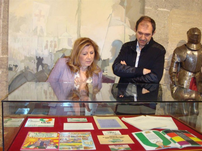 Salazar y Del Arco observan las ediciones del Estatuto de Autonomía.