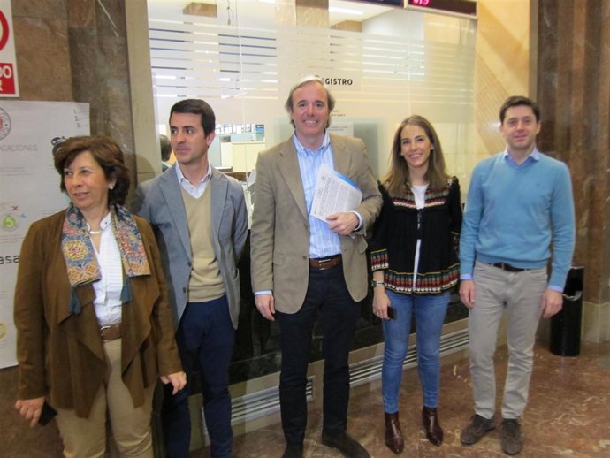 Jorge Azcón, entre otros concejales del PP