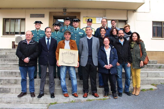 Foto de familia tras la entrega de la Cruz al Mérito Civil