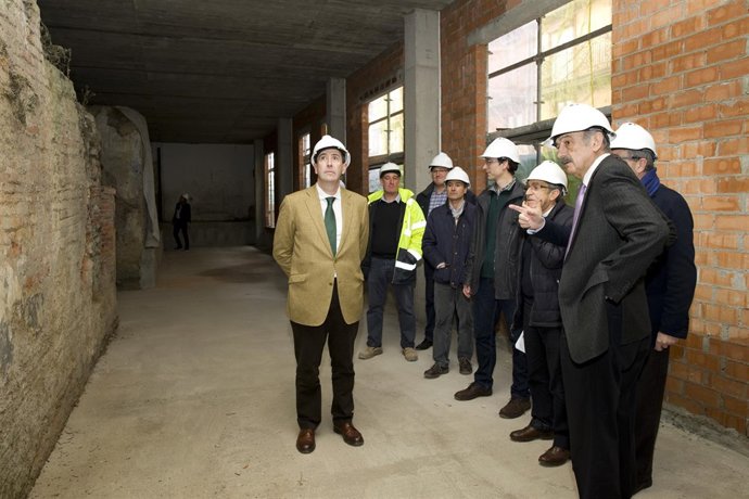 Mazón visita las obras junto al alcalde de Laredo