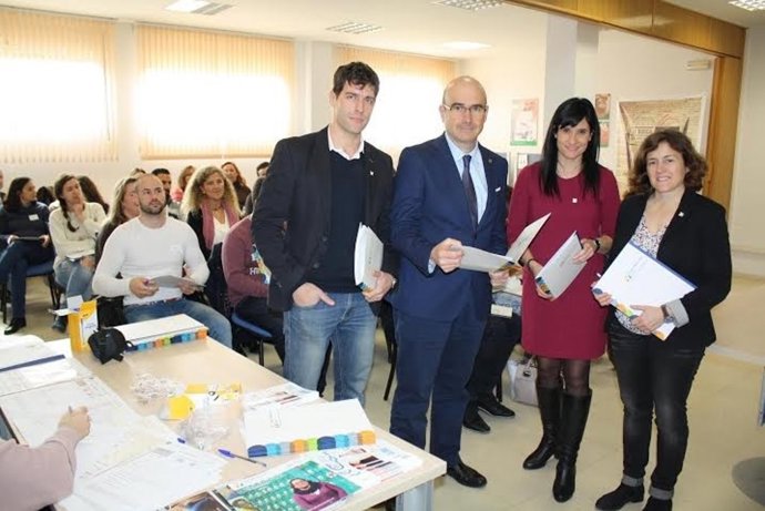 Carmona (centro) junto a responsables de Aire