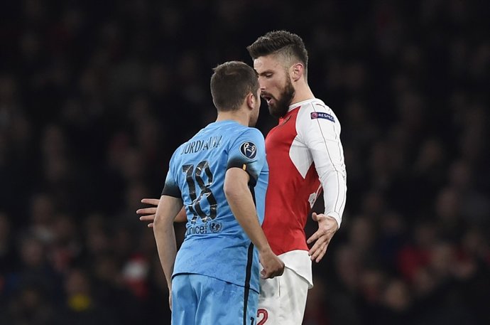 Jordi Alba y Giroud se encaran en el Atsenal . 