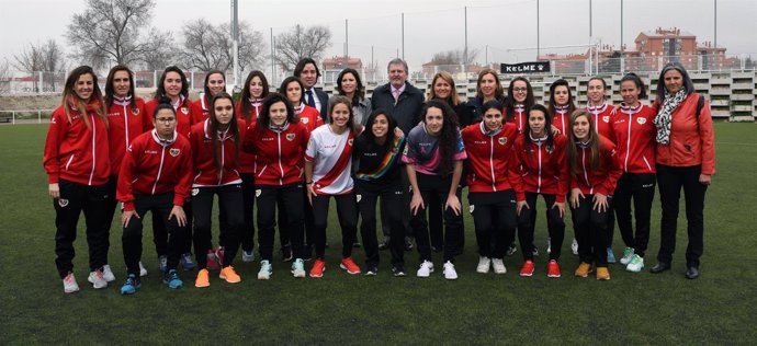 Méndez de Vigo y Camarero con el equipo femenino del Rayo