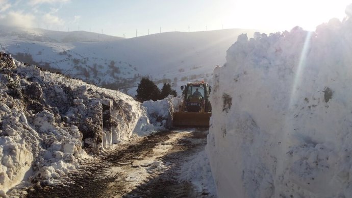 El Ayuntamiento abre los accesos al municipio tras las nevadas