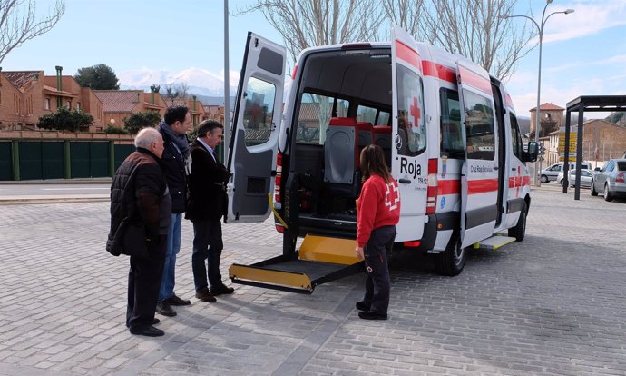 Beamonte ha presentado el nuevo vehículo cedido a Cruz Roja 