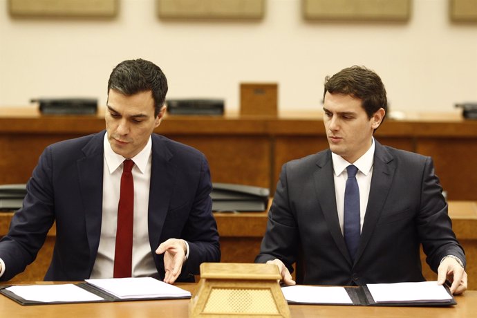 Pedro Sánchez y Albert Rivera firman su acuerdo en el Congreso