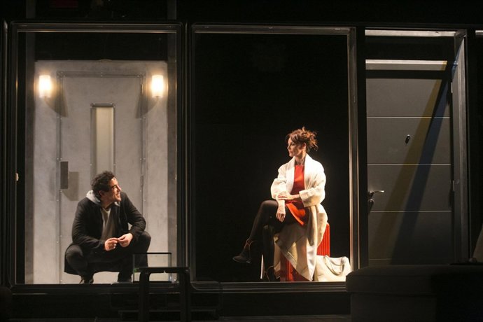 REPRESENTACION DE "LA PUERTA DE AL LADO" EN EL TEATRO PALACIO VALDES