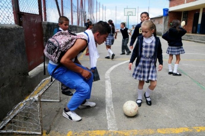 NIÑOS JUGANDO AL FÚTBOL EN CALDAS, COLOMBIA