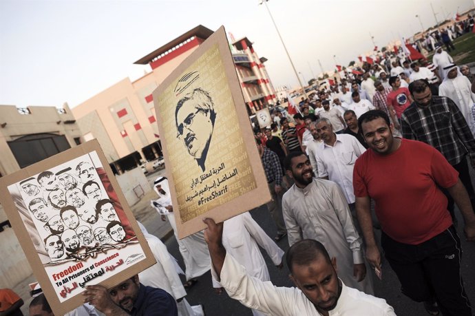 Manifestantes con carteles del líder opositor de Bahréin Ibrahim Sharif