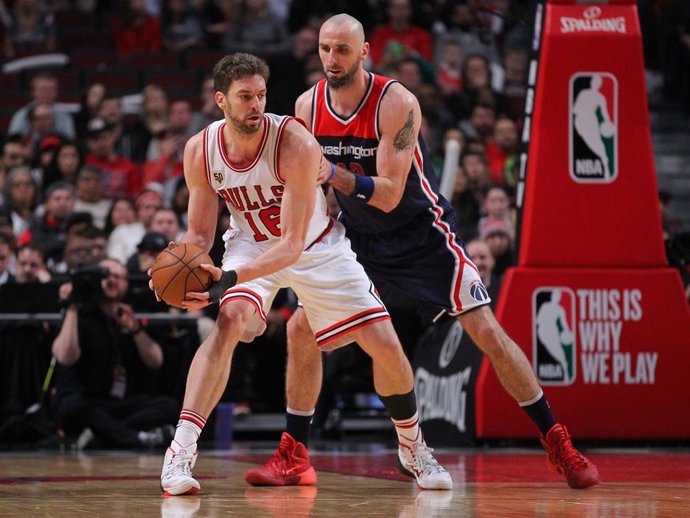 Pau Gasol defendido por Gortat en el Bulls-Wizards