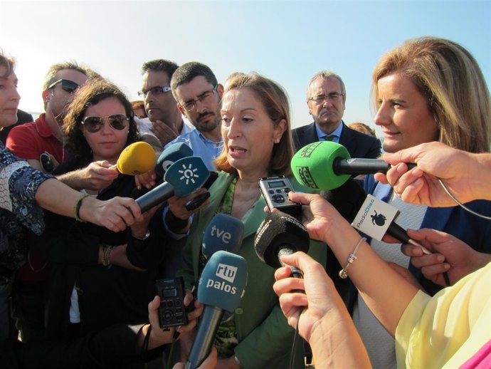 La ministra de Fomento, Ana Pastor, junto a Báñez, en Huelva. 