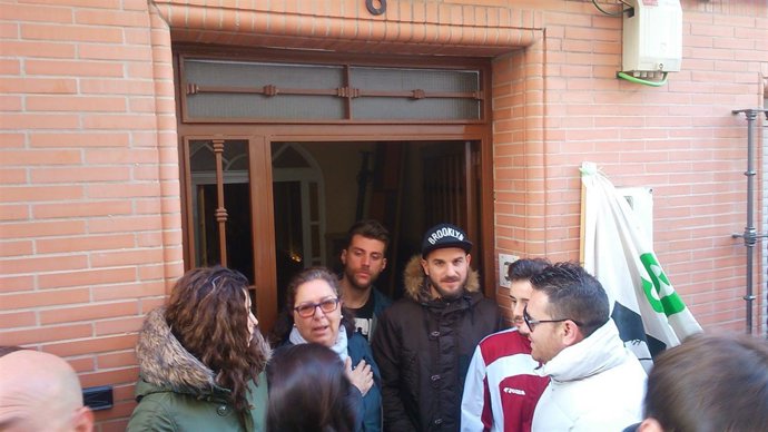 La familia a las puertas de la vivienda.