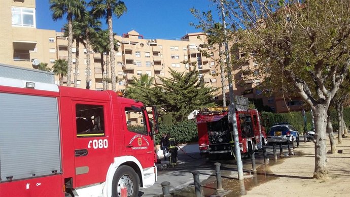 Los efectivos desplazados ante el edificio afectado de la calle Tarragona