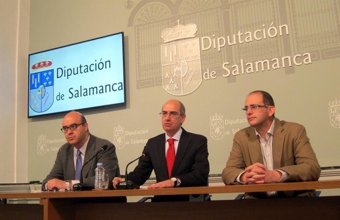 Javier Iglesias (centro), presenta la moción en La Salina.