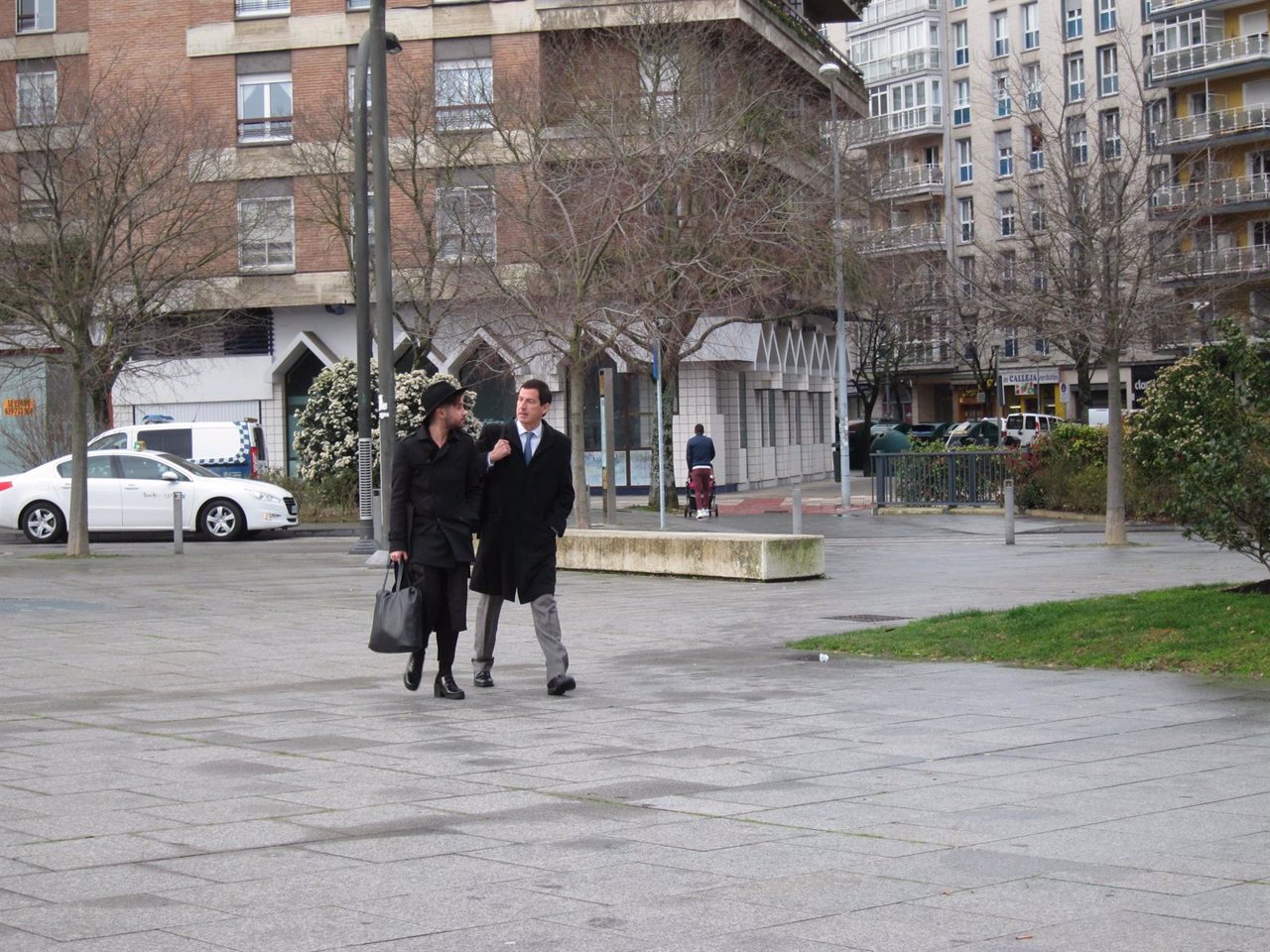 Abel Azcona llegando al Palacio de Justicia junto a su abogado