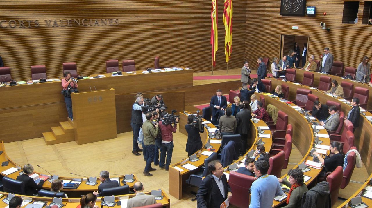 Ximo Puig en su escaño