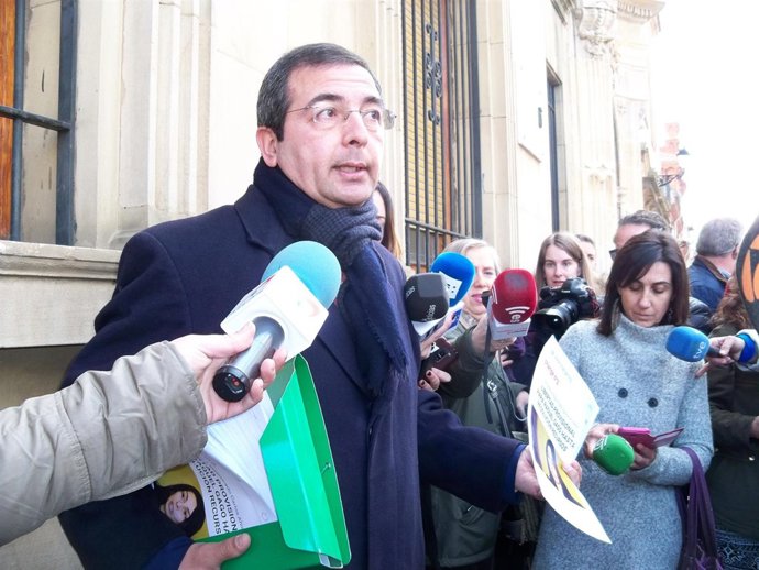 El abogado Fermín Guerrero muestra las firmas recogidas.