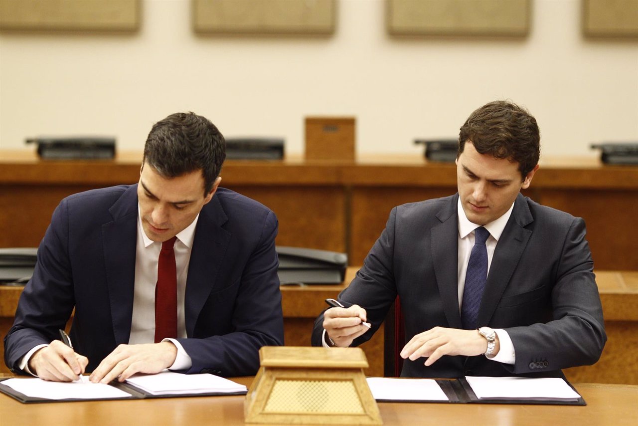 Pedro Sánchez y Rivera firman su acuerdo en el Congreso