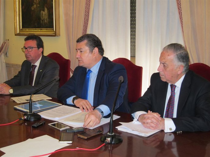 En el centro, el delegado del Gobierno en Andalucía, Antonio Sanz. 