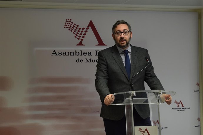 Víctor Martínez en rueda de prensa en la Asamblea