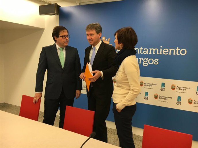 Salvador Foronda (Izda), Javier Lacalle y Estefanía Montes. 