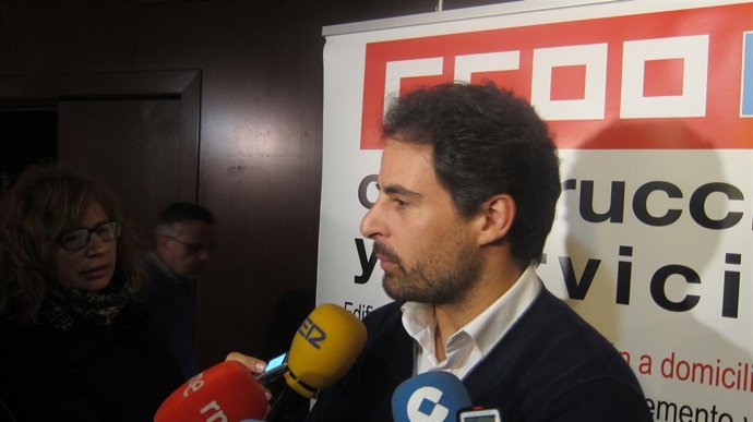 Vicente Sánchez hace declaraciones a los medios en Oviedo. 