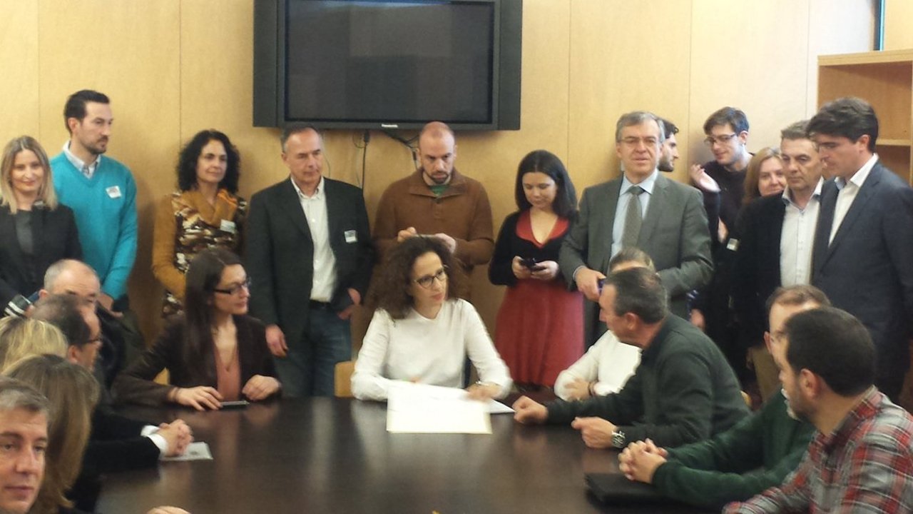 Partidos y organizaciones sociales firman un acuerdo por el autoconsumo