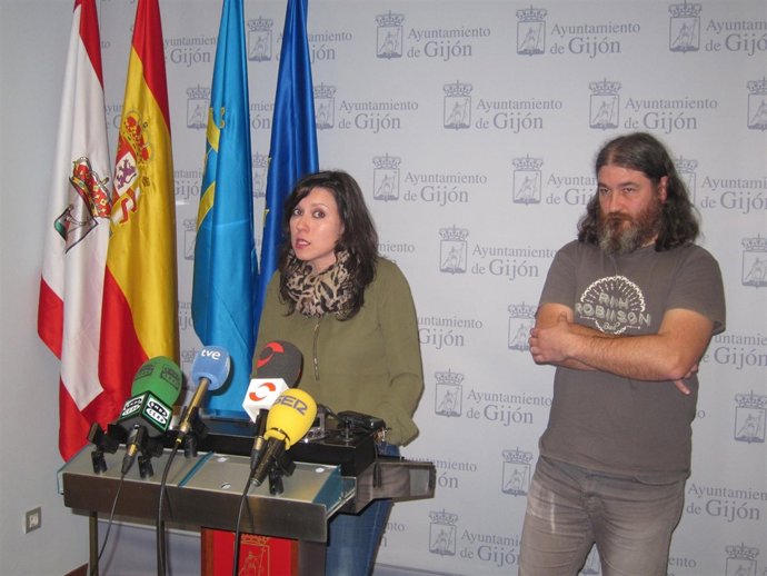 La concejala de XSP, Nuria Rodríguez, y Luis Royo