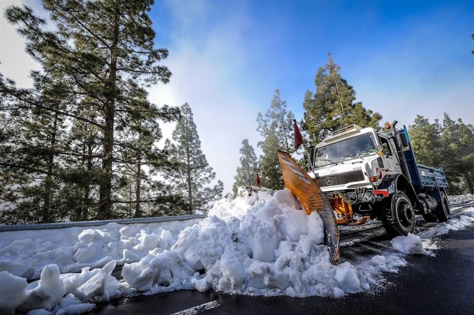 Quitanieves en el Parque Nacional del Teide