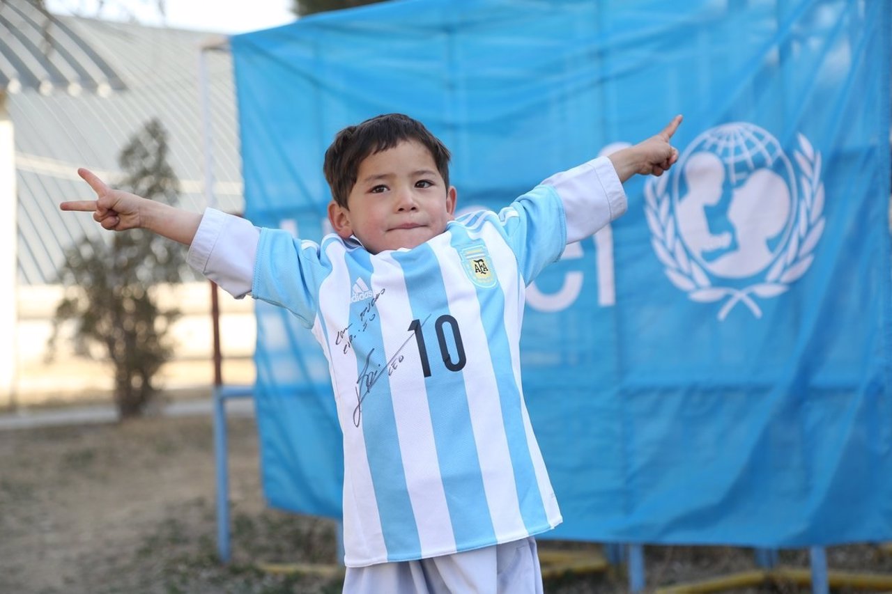 El niño afgano Murtaza Ahmadi recibe la camiseta de Messi