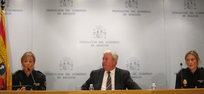 Gustavo Alcalde ha comparecido acompañado por las inspectoras de la Policía