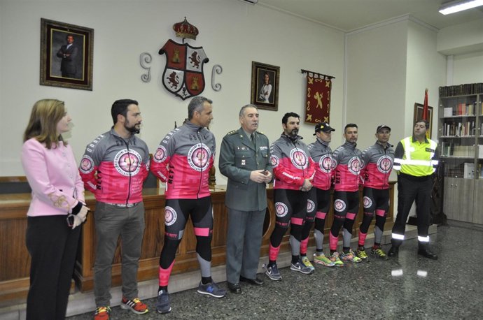 El coronel José Hermida con miembros de la Asociación Princesa Rett. 