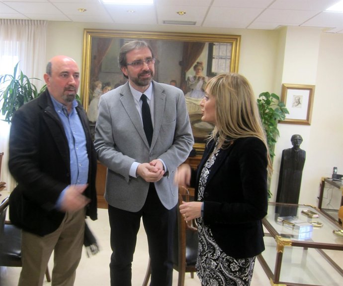 Carmen Castilla conversa con Juan Gómez en presencia de Manuel Salazar.